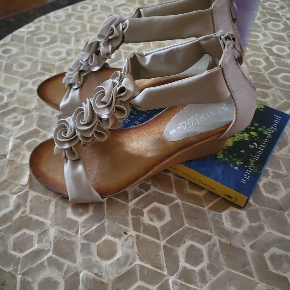 NWOT PATRIZIA SPRING AND SUMMER SIZE 8 SANDLE SHOE LIGHT GREY